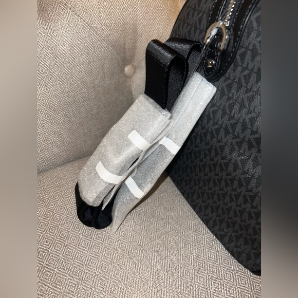 XL Michael Kors Travel Bag - Picture 5 of 16